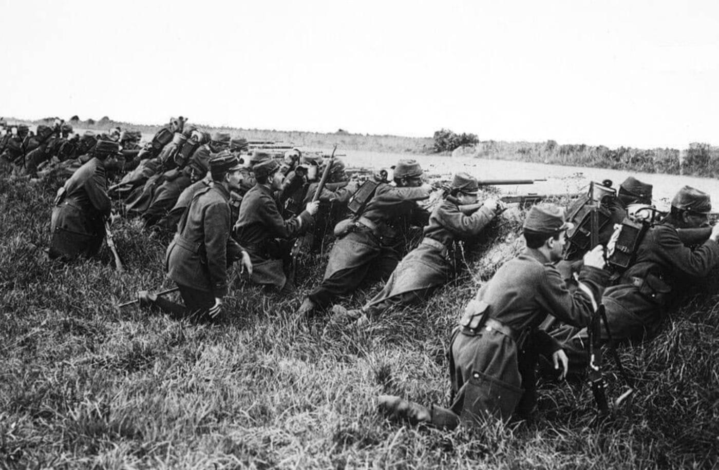 French ww1 troops battle of Marne trench warfare