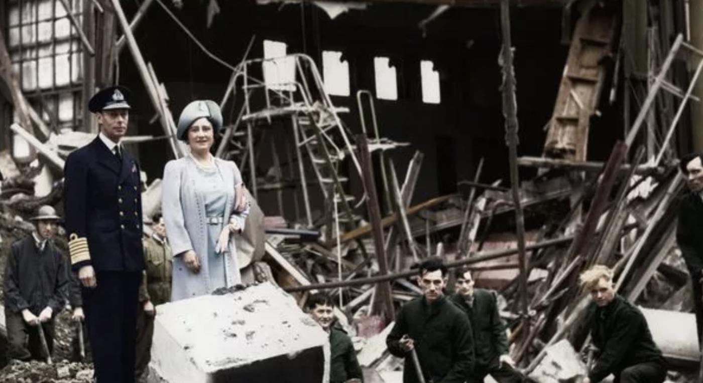 Buckingham palace bombed the blitz queen inspection 