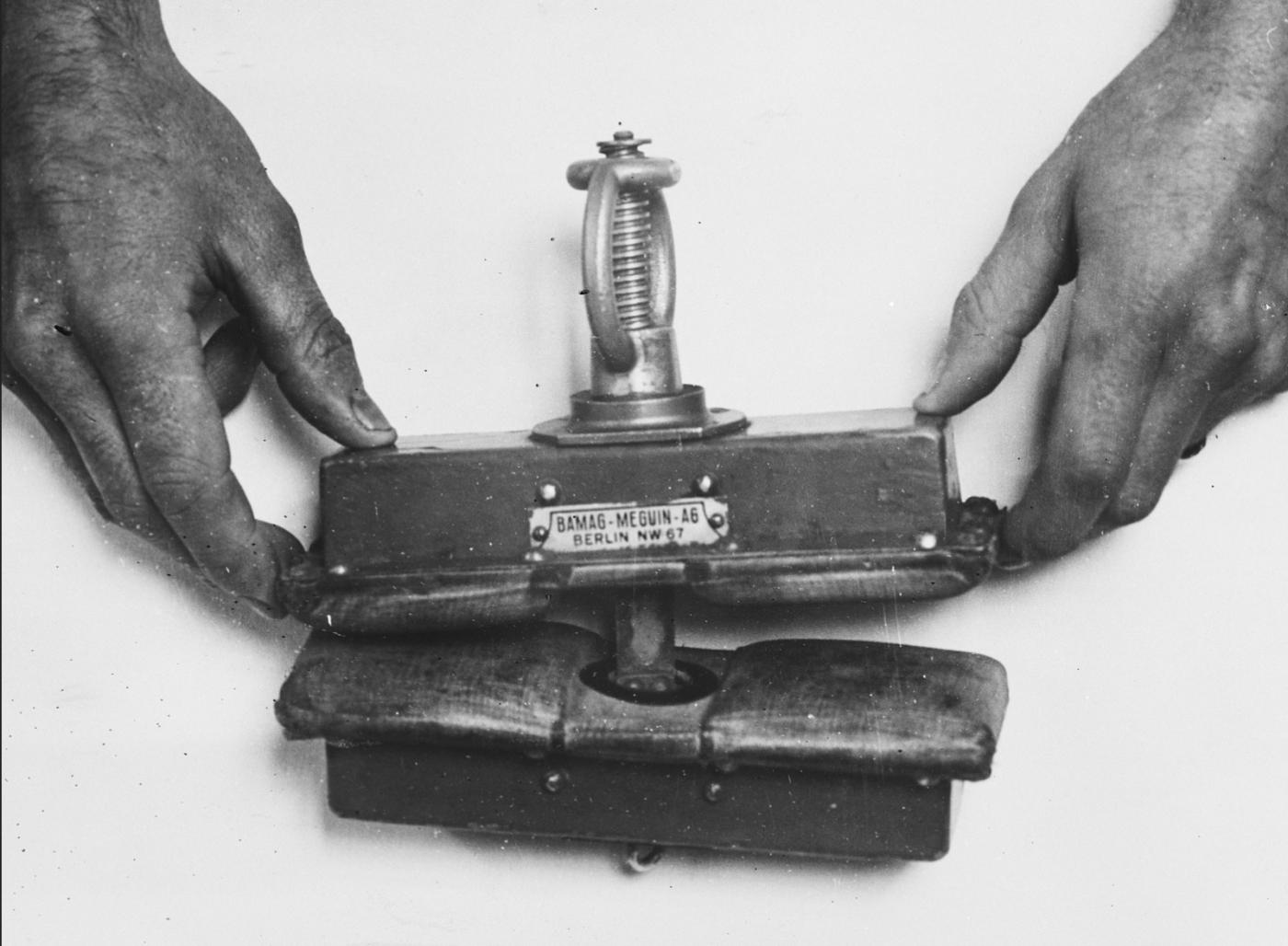 Finger crushing clamp vice torture 