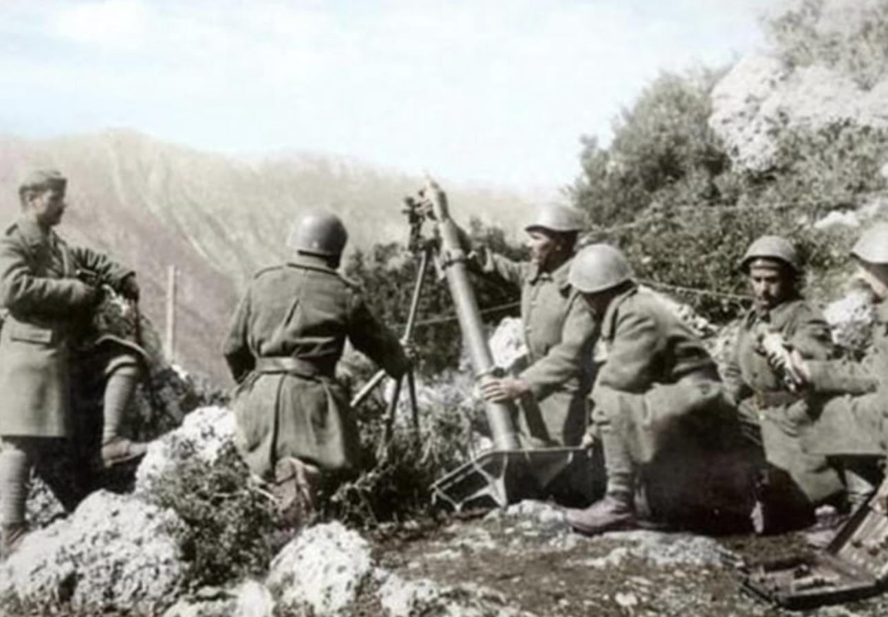 Greece troops fighting Italians with mortar ww2