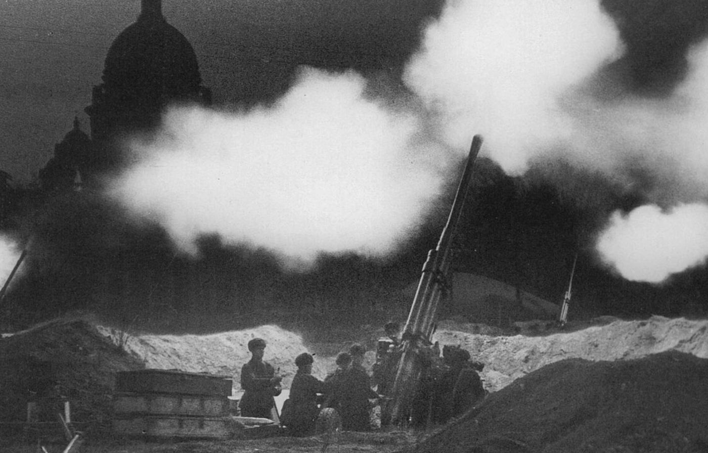 Leningrad artillery attacks Russians 