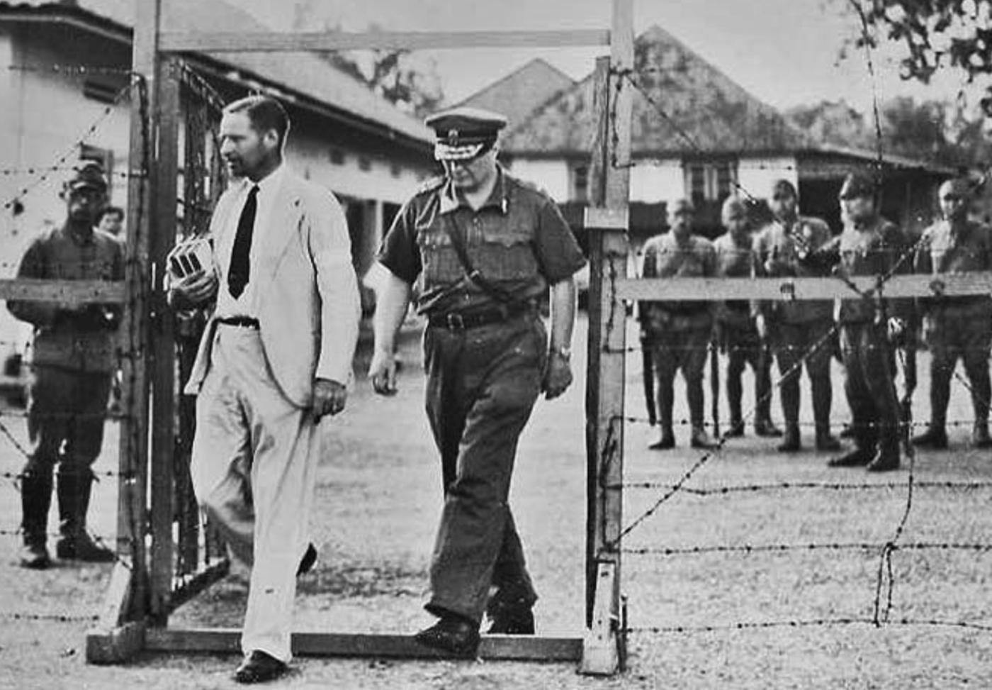 Dutch surrender to Japanese 