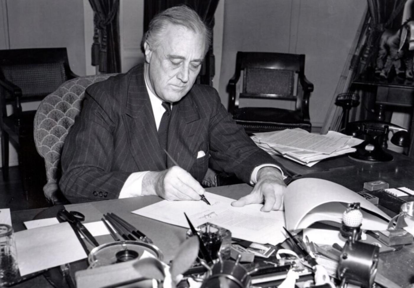 President Roosevelt signing lend lease scheme ww11