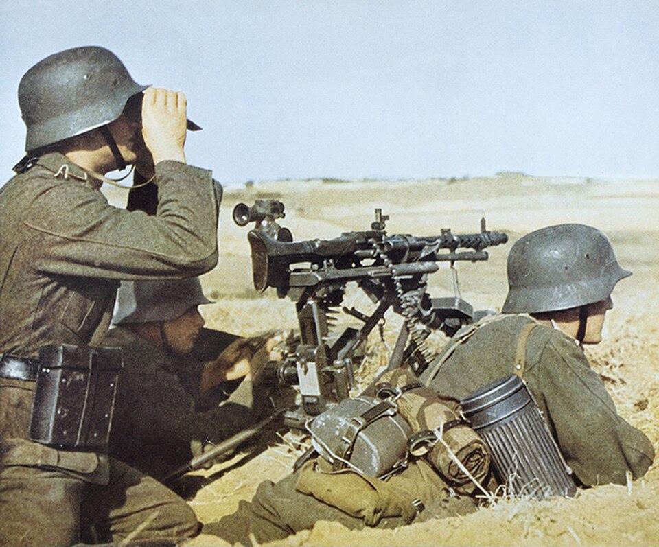 German soldiers with an MG 34 machine gun in Russia