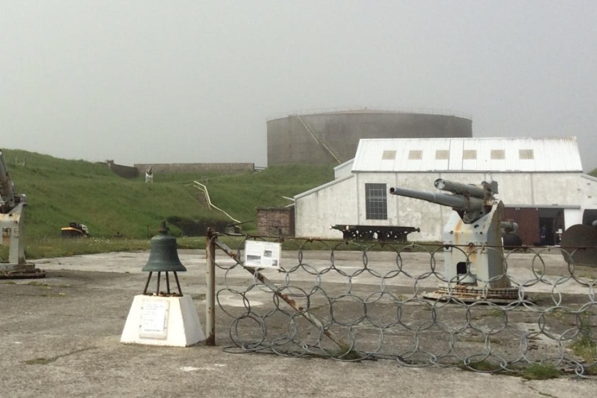 Artillery guns 