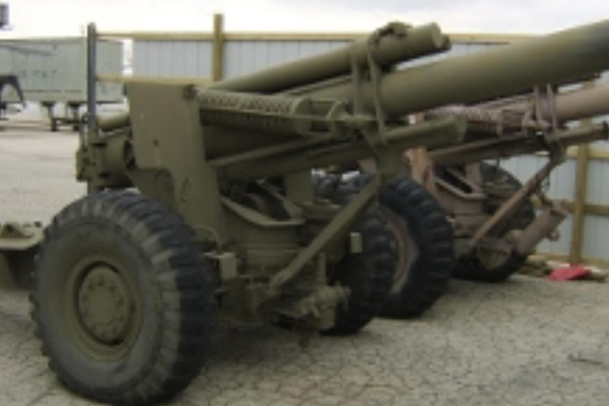 Artillery gun 