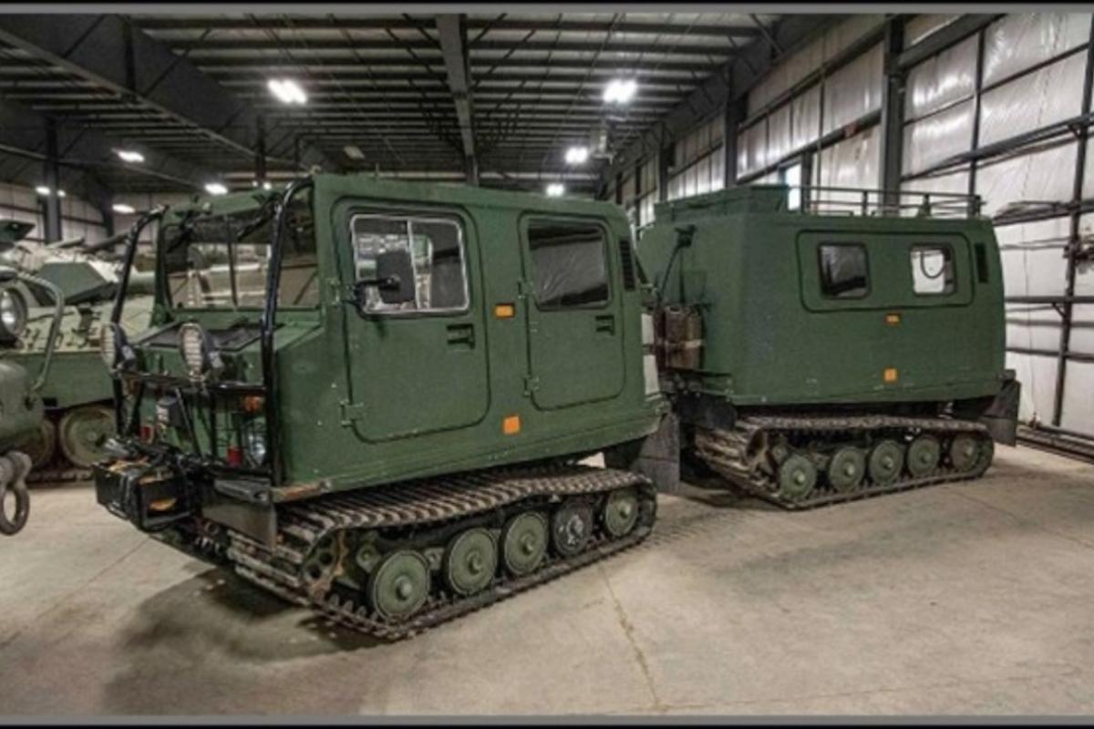 Tracked military vehicles 