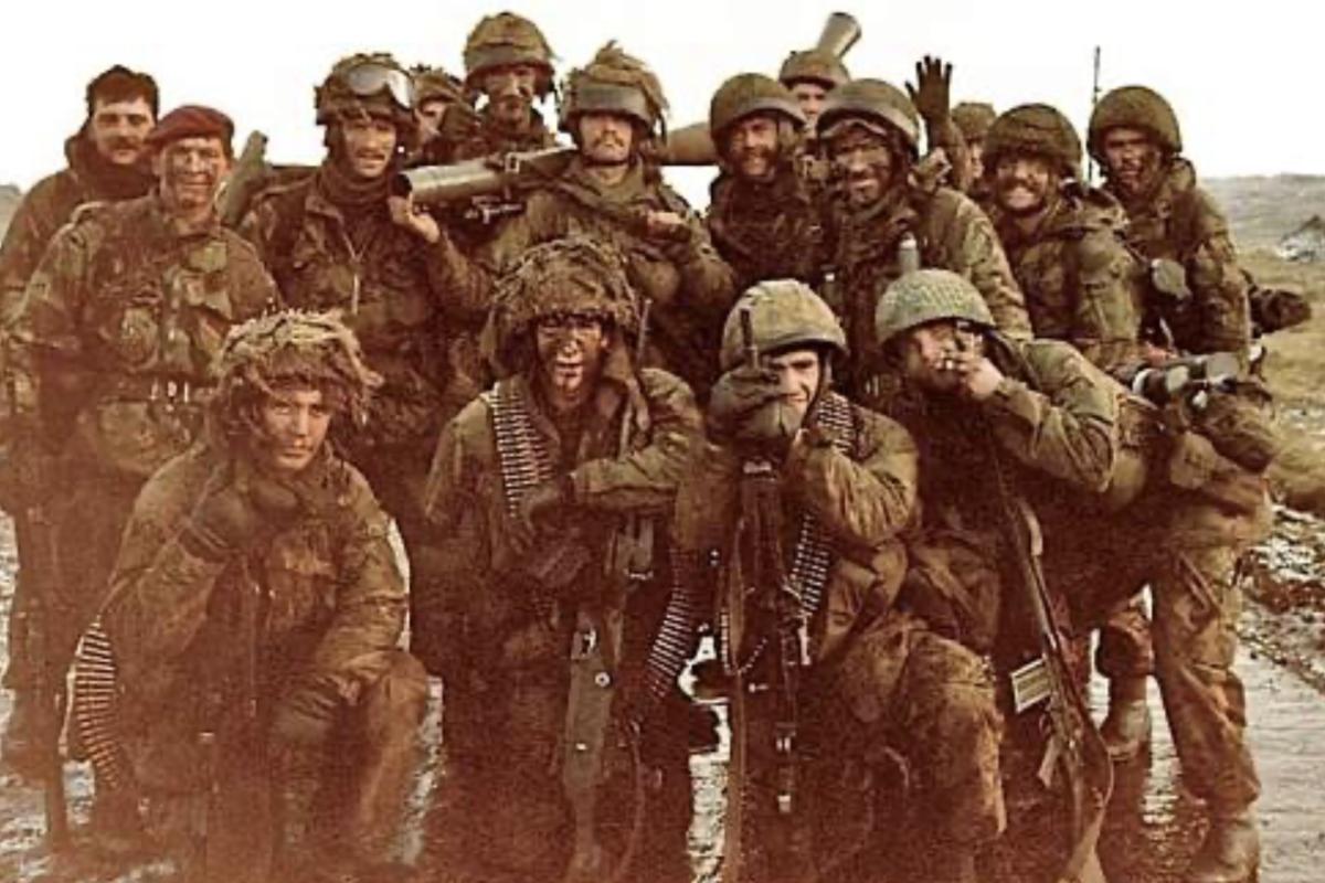 3 para troops