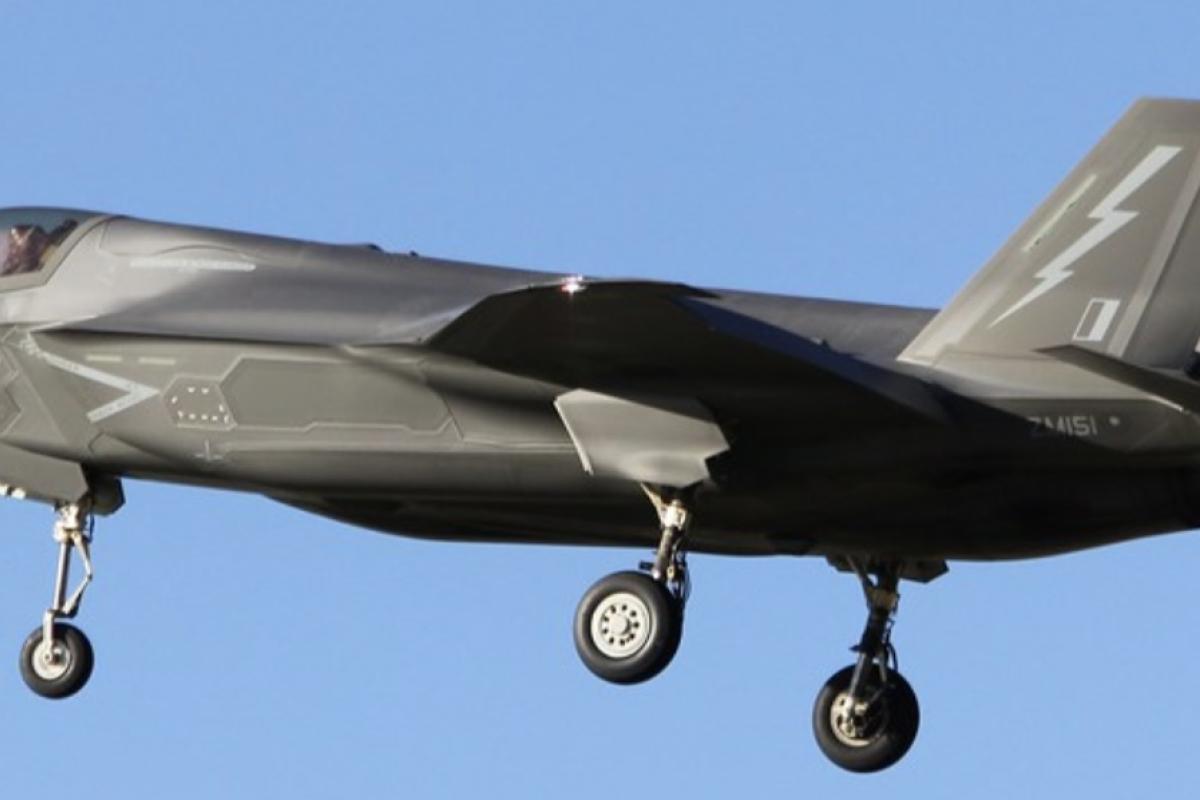 Fighter bomber jet