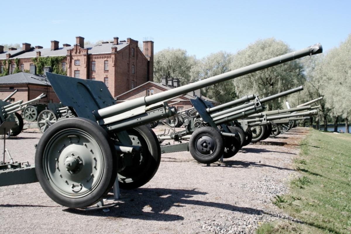 Russian 76mm artillery gun 