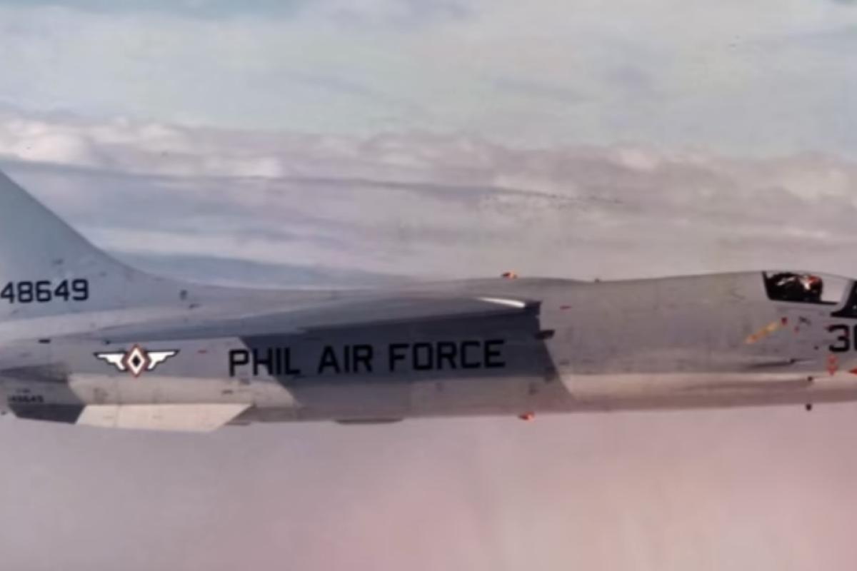 F-8 crusader fighter jet 