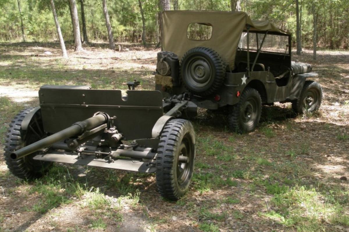 U.S 37 mm artillery field gun ww2 weapon manoeuvrable 