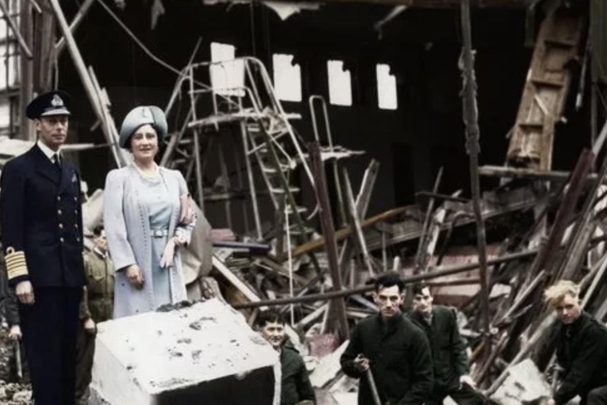 Buckingham palace bombed the blitz queen inspection 