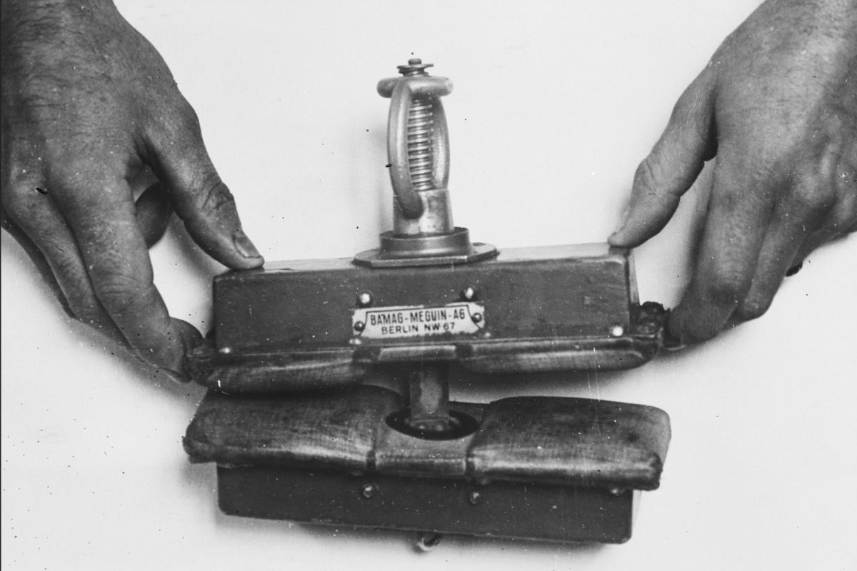 Finger crushing clamp vice torture 