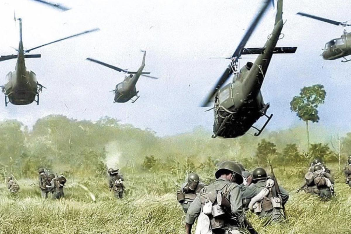 U.s troops in Vietnam with helicopters 