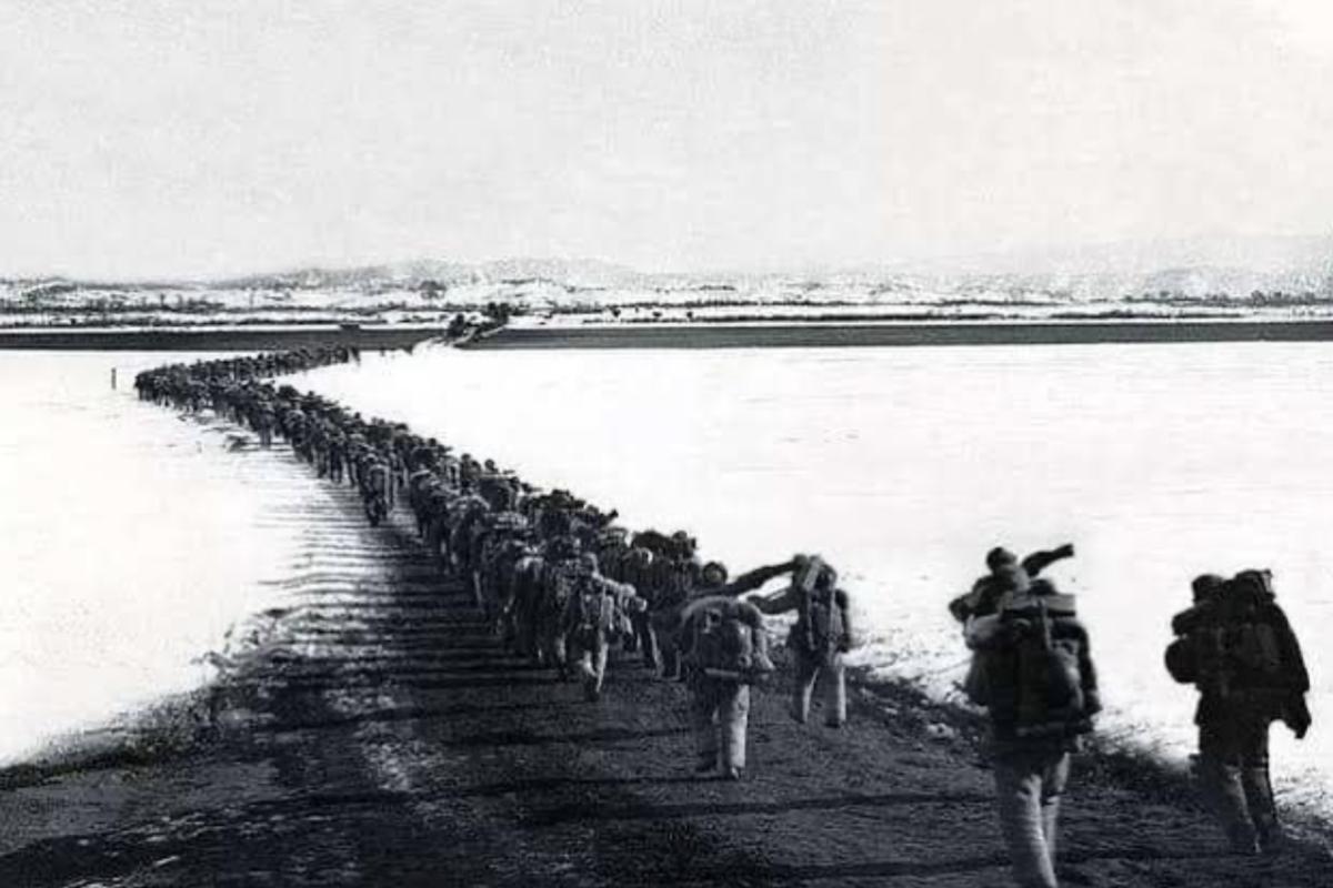 Chinese army crossing Yalu river into Korean War zone