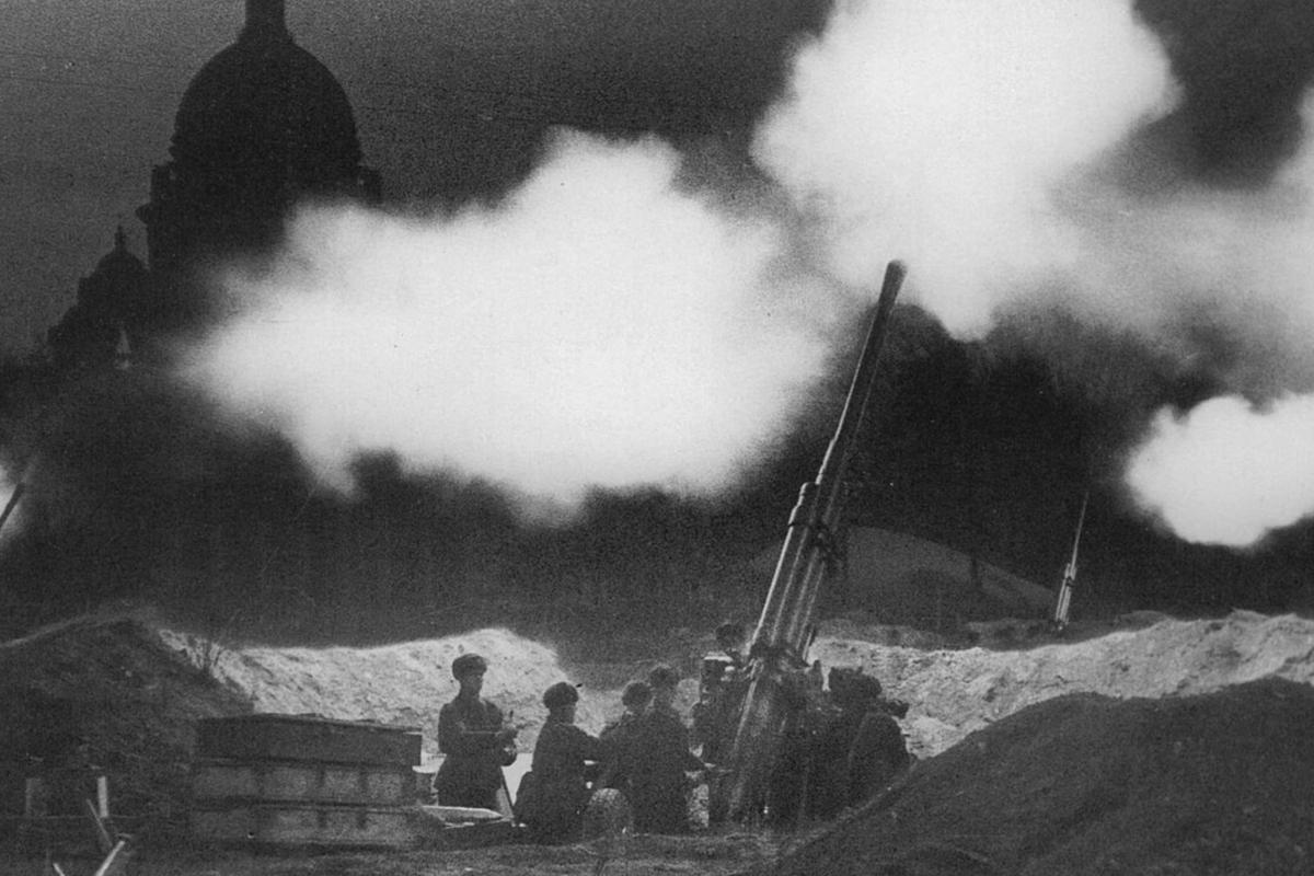 Leningrad artillery attacks Russians 
