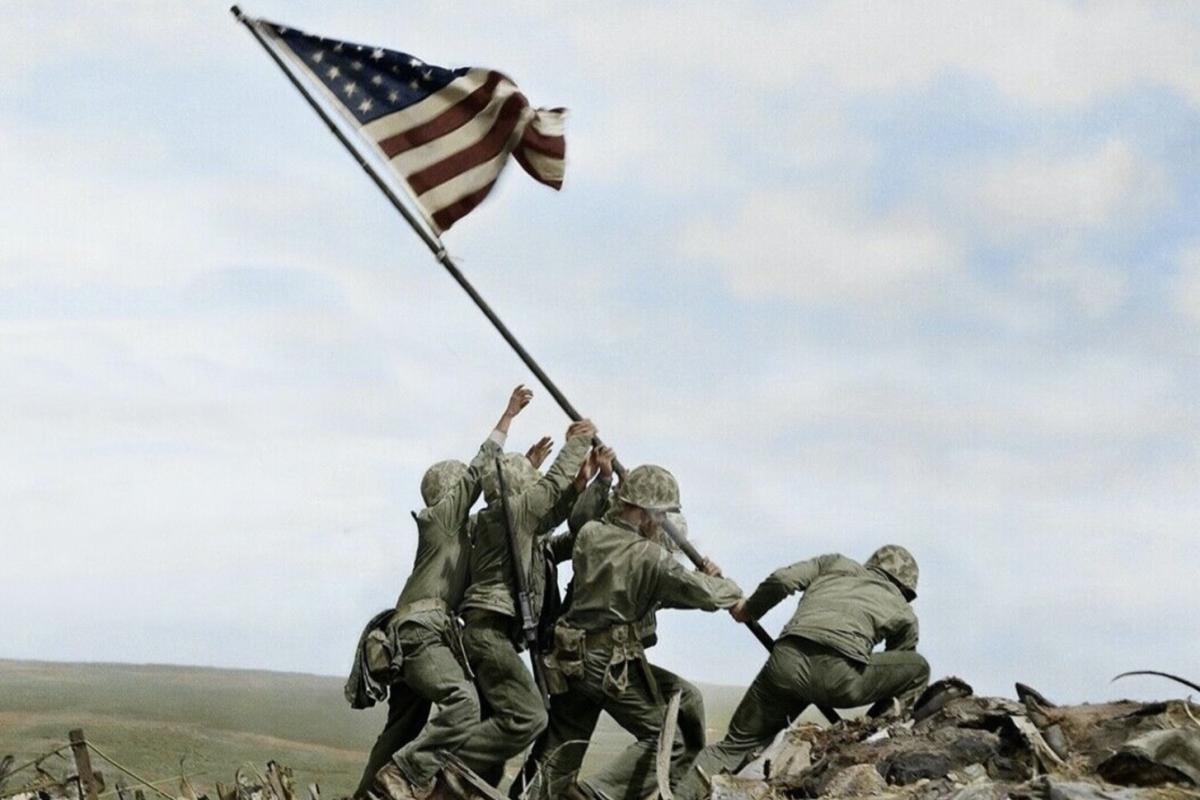 Us marines on Nima raising USA flag 