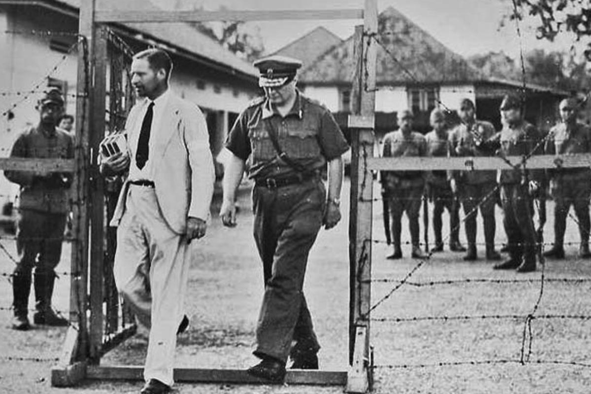 Dutch surrender to Japanese 