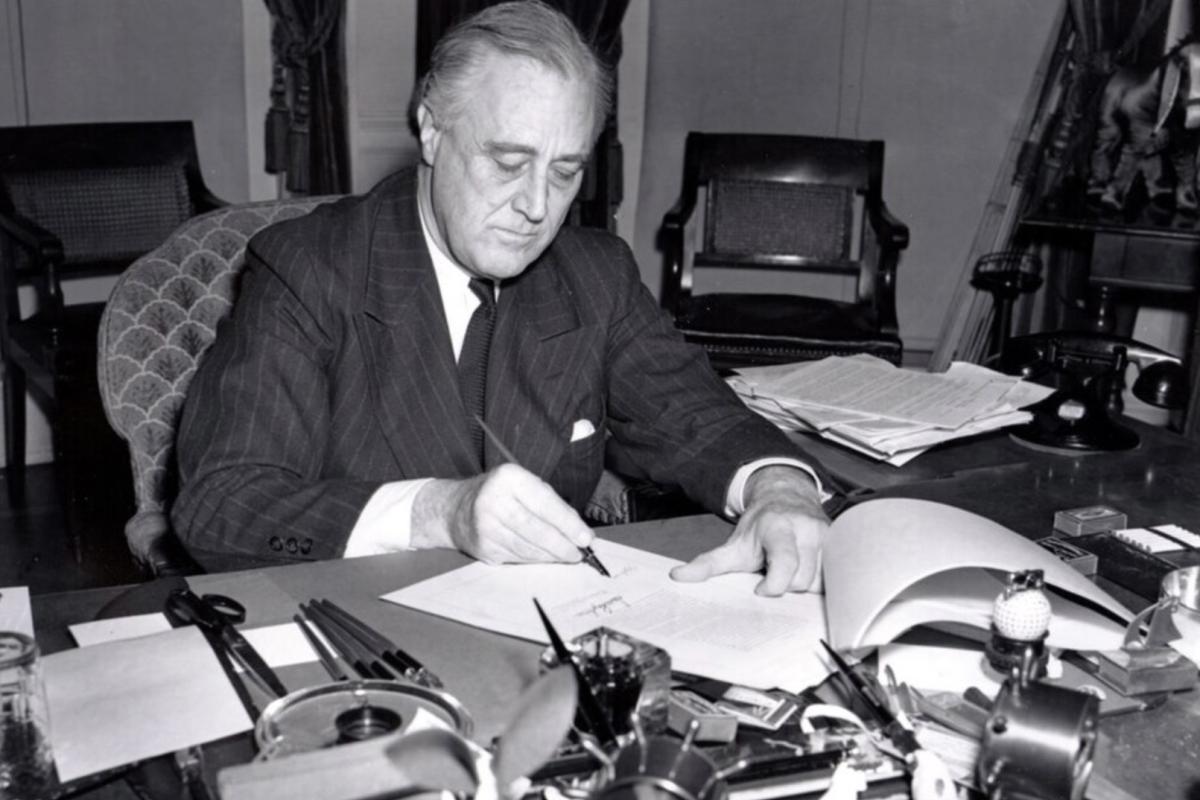President Roosevelt signing lend lease scheme ww11