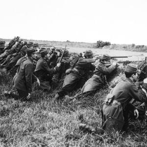 French ww1 troops battle of Marne trench warfare