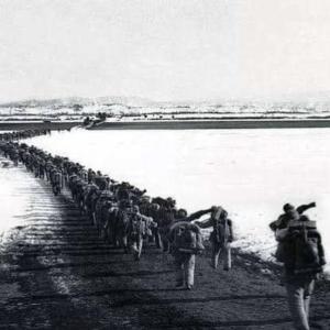 Chinese army crossing Yalu river into Korean War zone
